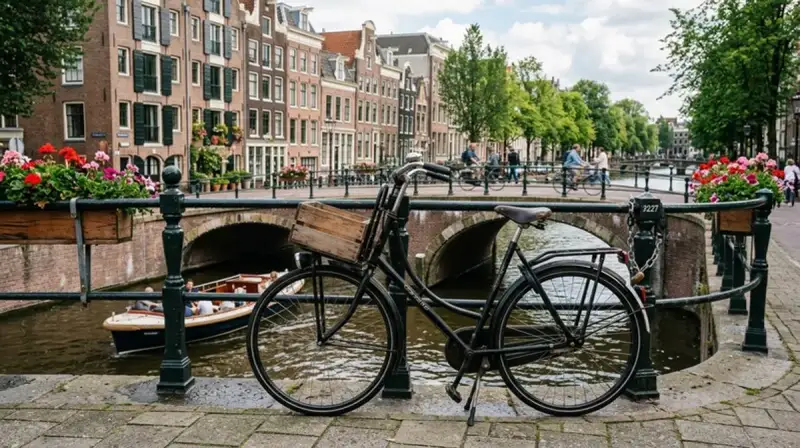 Amsterdam Kanal mit Fahrrädern und Coffeeshop — Cannabis Tourismus Niederlande