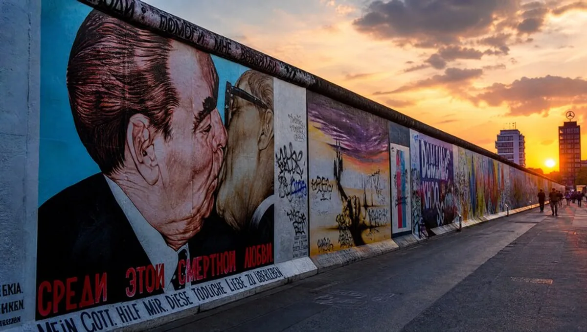 East Side Gallery Berlin Mauer Graffiti Kunst Sonnenuntergang Zennews24