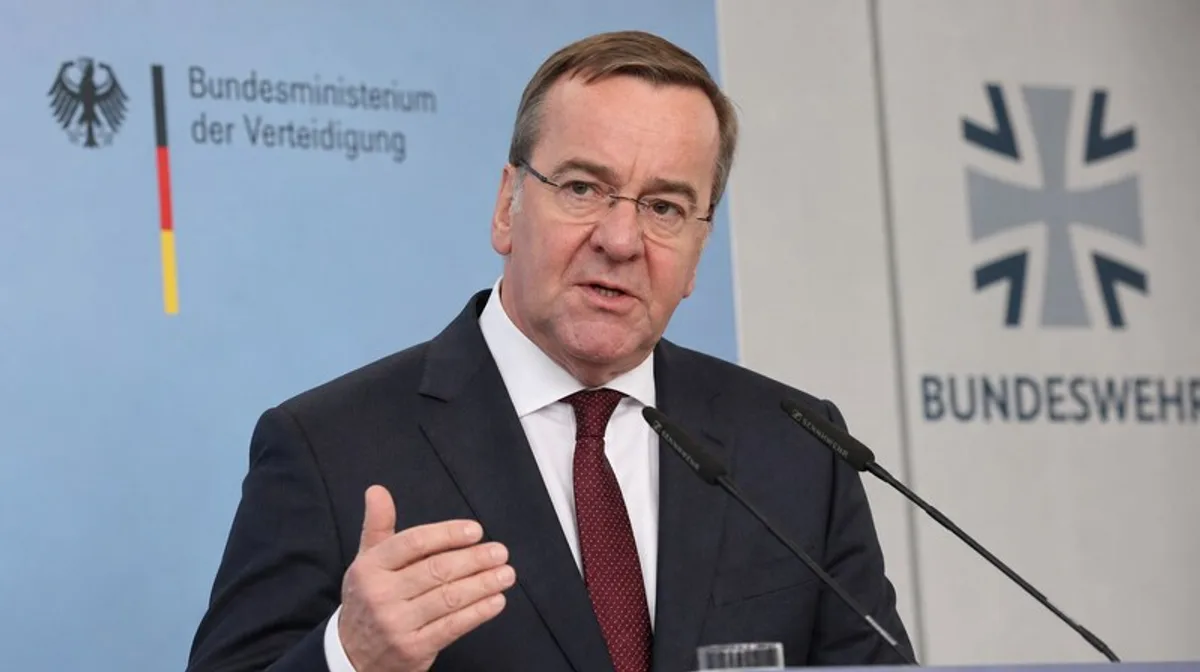 Bundeswehr Defense Ministry Presse Konferenz Politiker Suit Glasses Mikrofon