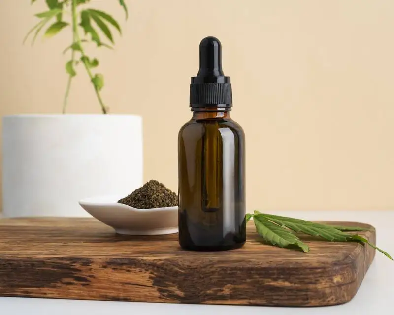 CBD-Öl Flasche mit Hanfsamen auf Holz — natürliches Wellness-Produkt
