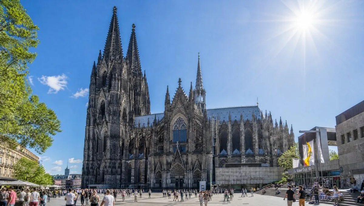 Koelner Dom Aussenansicht Sonnenschein Touristen Domplatte