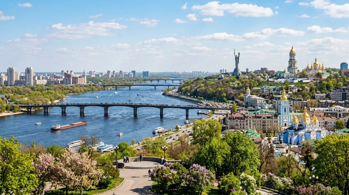 Kyiv Stadtpanorama Dnipro Fluss Fruehling Mother Ukraine Denkmal Goldene Kuppeln